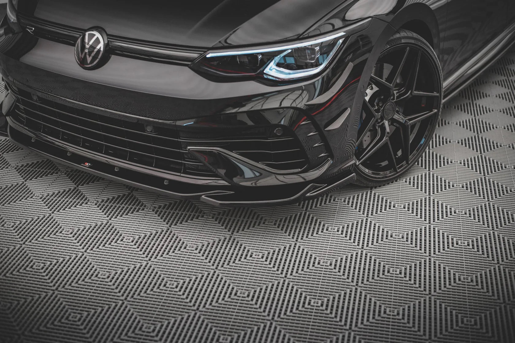 VW GOLF 8R - Maxton Design Front Splitter V4 – Image 3